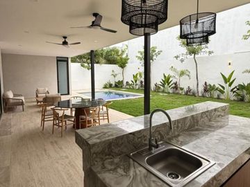 Casa con Alberca y Casa Club con Amenidades Premium en Venta