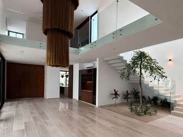 Casa con Alberca y Casa Club con Amenidades Premium en Venta