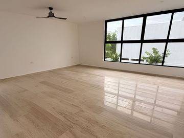 Casa con Alberca y Casa Club con Amenidades Premium en Venta