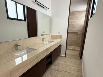 Casa con Alberca y Casa Club con Amenidades Premium en Venta