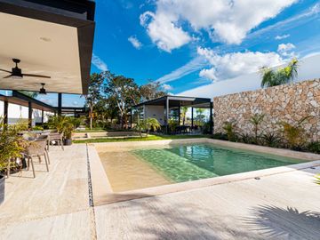 Casa con Alberca y Casa Club con Amenidades Premium en Venta