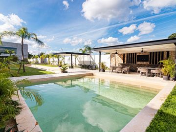 Casa con Alberca y Casa Club con Amenidades Premium en Venta