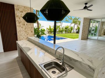 Residencia con Alberca, balcón y Casa Club con Amenidades Premium en Venta