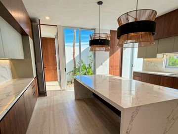 Residencia con Alberca, balcón y Casa Club con Amenidades Premium en Venta