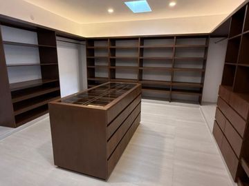 Residencia con Alberca, balcón y Casa Club con Amenidades Premium en Venta