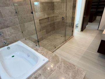 Residencia con Alberca, balcón y Casa Club con Amenidades Premium en Venta