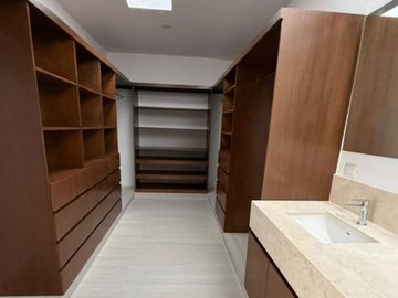 Residencia con Alberca, balcón y Casa Club con Amenidades Premium en Venta