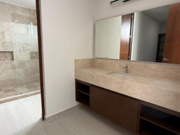 Residencia con Alberca, balcón y Casa Club con Amenidades Premium en Venta