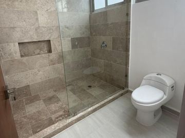 Residencia con Alberca, balcón y Casa Club con Amenidades Premium en Venta