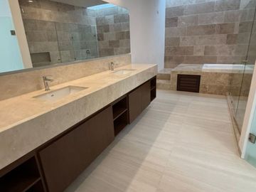 Residencia con Alberca, balcón y Casa Club con Amenidades Premium en Venta
