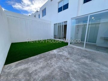 Casa en Renta en Zibatá Queretaro | 2 Recámaras | Estudio | 2.5 baños | patio con pasto sintetico | amenidades YR