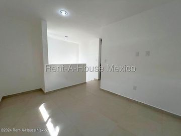 Casa en Renta en Zibatá Queretaro | 2 Recámaras | Estudio | 2.5 baños | patio con pasto sintetico | amenidades YR