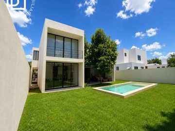 Casa nueva en venta de uno o dos niveles con alberca en privada,  Zona Country de Mérida