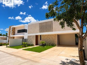 Casa nueva en venta de uno o dos niveles con alberca en privada,  Zona Country de Mérida
