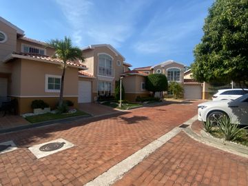 VENDO CASA EN CASTELLANA DE OPORTUNIDAD