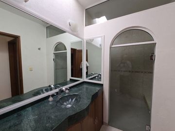 BALCONES JURIQUILLA EXCELENTE RESIDENCIA EN UN SOLO NIVEL RENTA Y VENTA 673M2 DE TERRENO Y  423 M2 DE CONSTRUCCIÓN
