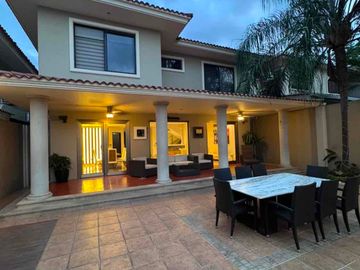 alquilo casa en urbanización exclusiva vía a la costa