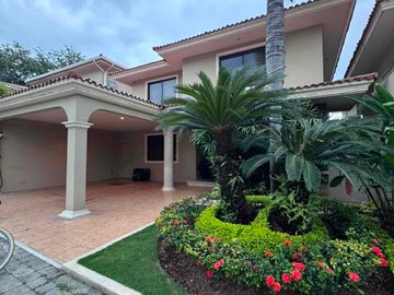 alquilo casa en urbanización exclusiva vía a la costa