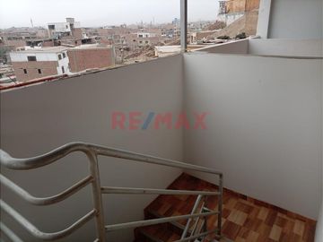 Casa De 3 Pisos En Estreno En Puente Piedra