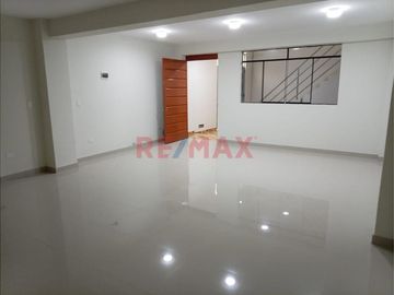 Casa De 3 Pisos En Estreno En Puente Piedra