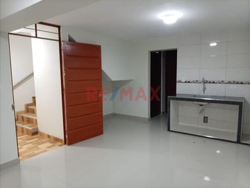 Casa De 3 Pisos En Estreno En Puente Piedra