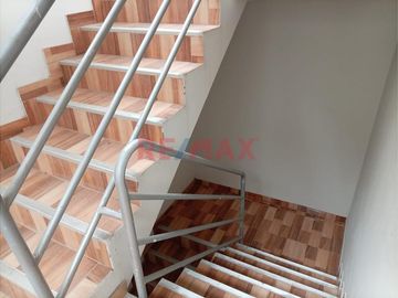 Casa De 3 Pisos En Estreno En Puente Piedra
