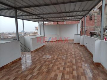 Casa De 3 Pisos En Estreno En Puente Piedra