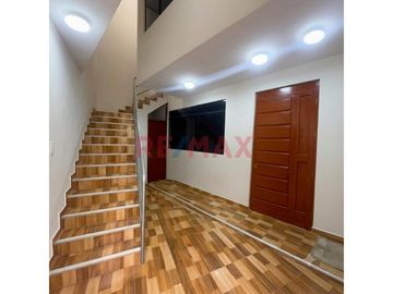 Casa De 3 Pisos En Estreno En Puente Piedra