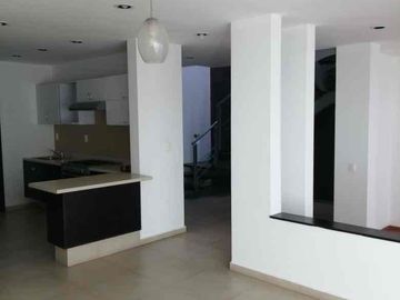 PUNTA JURIQUILLA CASA EN RENTA 3 RECÁMARAS CON BAÑO CUARTO DE SERVICIO