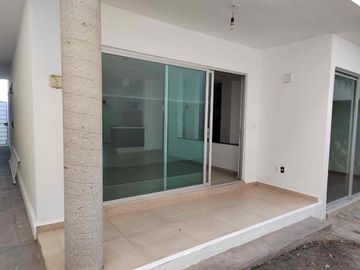 PUNTA JURIQUILLA CASA EN RENTA 3 RECÁMARAS CON BAÑO CUARTO DE SERVICIO