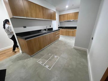 For Rent: 3BR with 2 Parking at The Seasons Residences for 260K/mo!