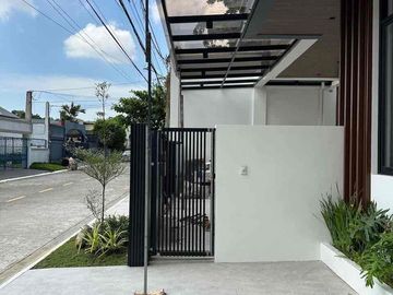 For Sale : Brand new Modern House in BF Homes Bayanihan Village