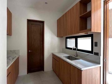 For Sale : Brand new Modern House in BF Homes Bayanihan Village