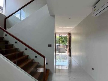For Sale : Brand new Modern House in BF Homes Bayanihan Village