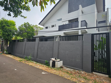 Dijual Rumah Besar 2 Lantai Ada Swimming Pool Lokasi Strategis Dekat Stasiun Pondok Ranji di Jaksel Lr 19021