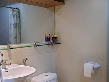 1BR Spacious with Balcony Rare Special Cut for Rent in Alabang
