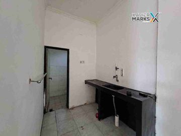 Disewakan Ruang Usaha 2 lt Harga Murah Cocok Bisnis Apa Aja di Area Dekat Manahan