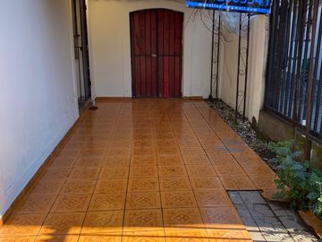 Se vende casa en Villa los Jardines, Ñuñoa, 3 dormitorios 1 baño, estacionamiento $ 169.000.000
