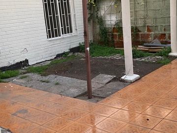 Se vende casa en Villa los Jardines, Ñuñoa, 3 dormitorios 1 baño, estacionamiento $ 169.000.000