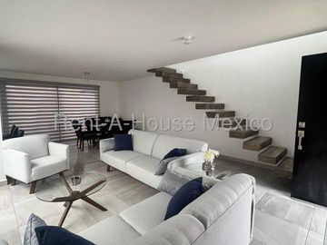 Casa amueblada con área de TV, 3 recámaras, amenidades, Zákia - RENTA