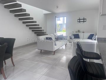 Casa amueblada con área de TV, 3 recámaras, amenidades, Zákia - RENTA