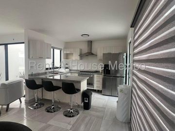 Casa amueblada con área de TV, 3 recámaras, amenidades, Zákia - RENTA