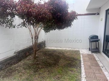 Casa amueblada con área de TV, 3 recámaras, amenidades, Zákia - RENTA