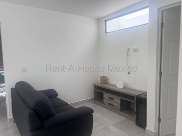 Casa amueblada con área de TV, 3 recámaras, amenidades, Zákia - RENTA