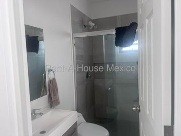 Casa amueblada con área de TV, 3 recámaras, amenidades, Zákia - RENTA
