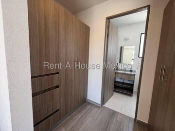 Casa amueblada de 3 niveles unicada en esquina con 3 recámaras, El Mirador - RENTA
