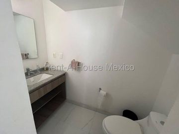 Casa amueblada de 3 niveles unicada en esquina con 3 recámaras, El Mirador - RENTA