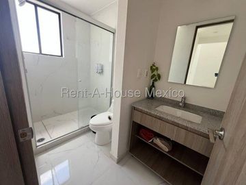 Casa amueblada de 3 niveles unicada en esquina con 3 recámaras, El Mirador - RENTA