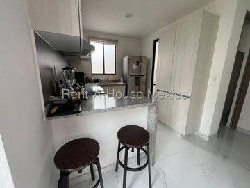 Casa amueblada de 3 niveles unicada en esquina con 3 recámaras, El Mirador - RENTA
