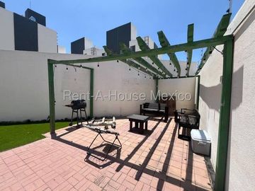 Casa amueblada de 3 niveles unicada en esquina con 3 recámaras, El Mirador - RENTA